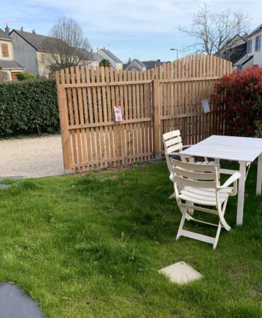 Jardinet, allée privative, table, chaises